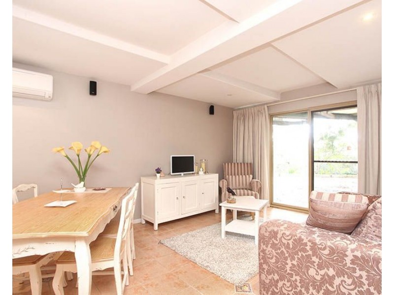 118 White Hut Road, Clare SA 5453