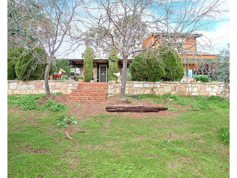 118 White Hut Road, Clare SA 5453