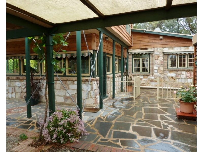 118 White Hut Road, Clare SA 5453