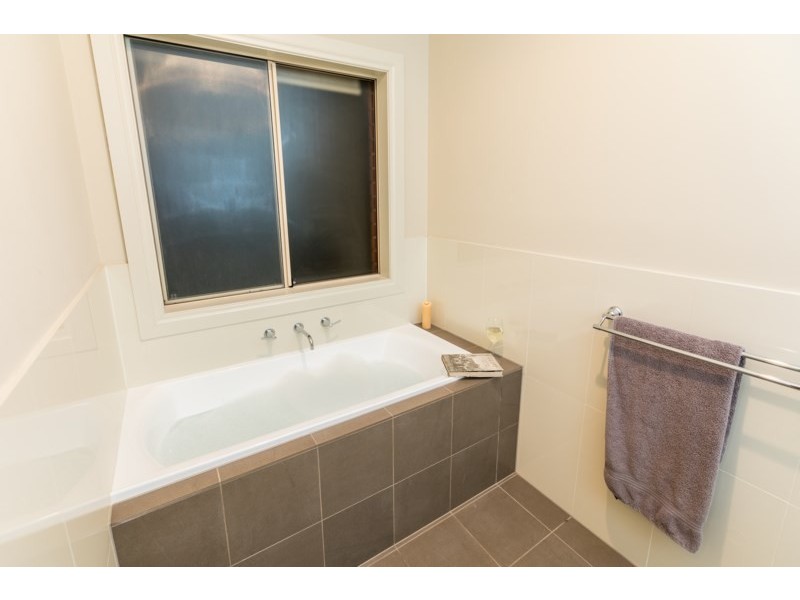 14 Nicklaus Court, Clare SA 5453