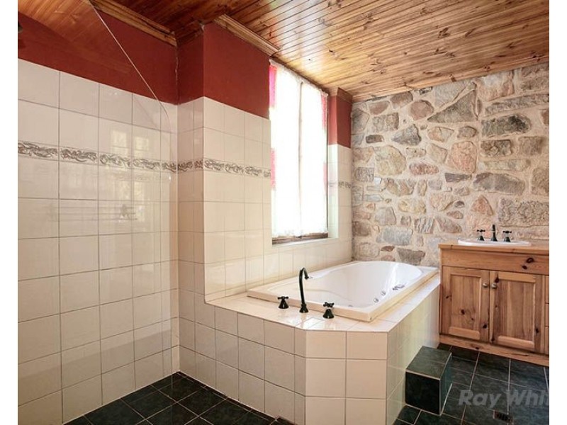 33 Warenda Road, Clare SA 5453