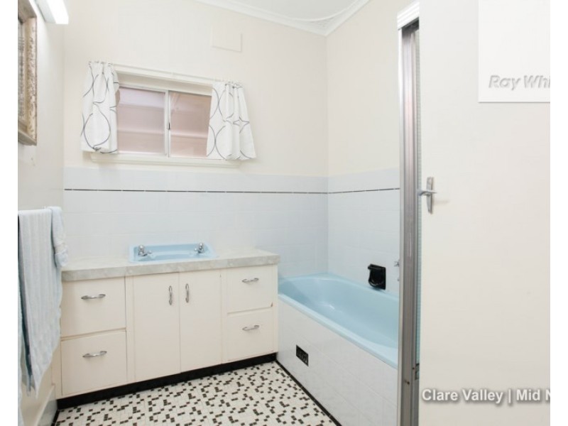 29 Agnes Street, Clare SA 5453