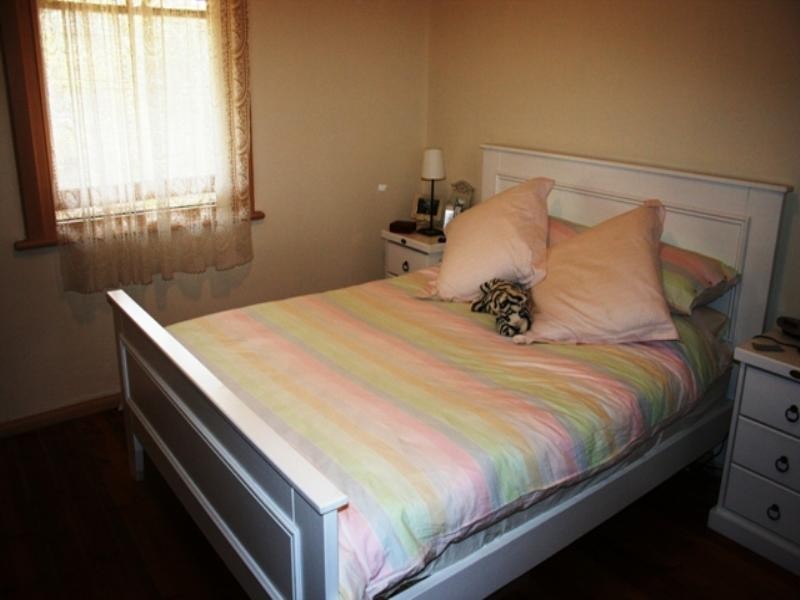 Unit 1 13 Warenda Road, Clare SA 5453