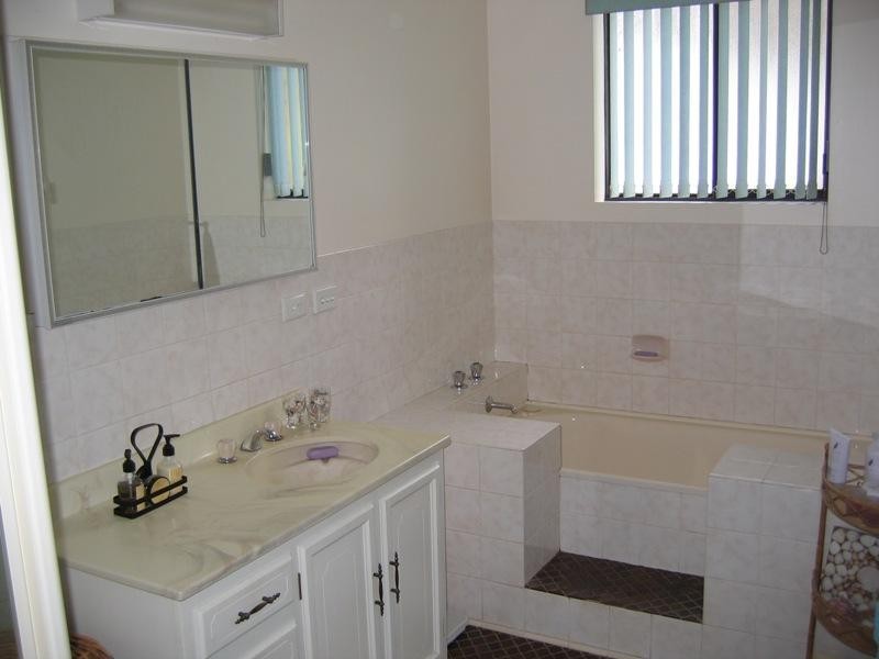 9 Vanga Avenue, Clare SA 5453