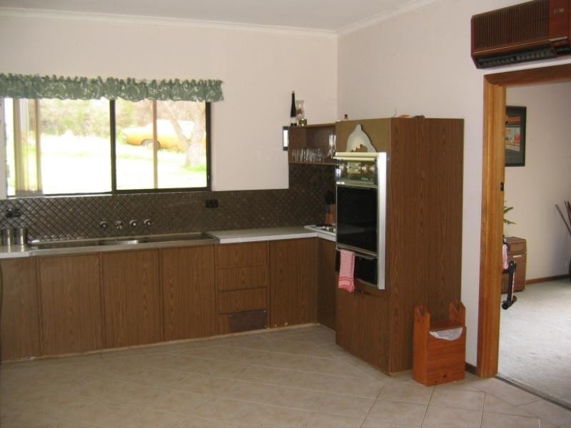 9 Vanga Avenue, Clare SA 5453