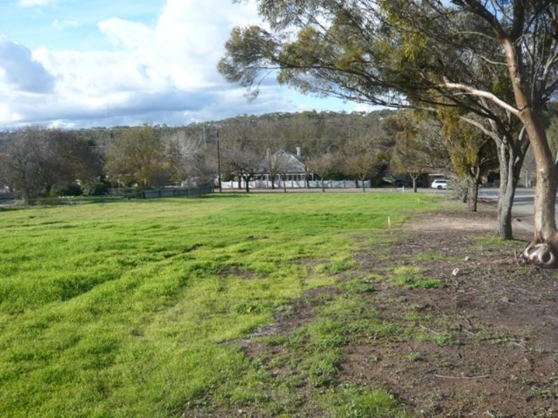 122 Cnr Main North Rd and Houghton Street, Clare SA 5453