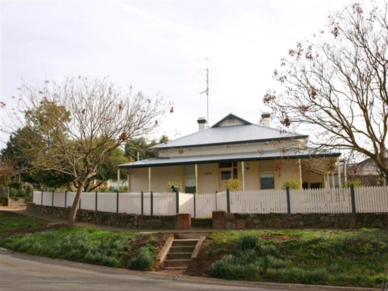 9 Harriett Street, Clare SA 5453