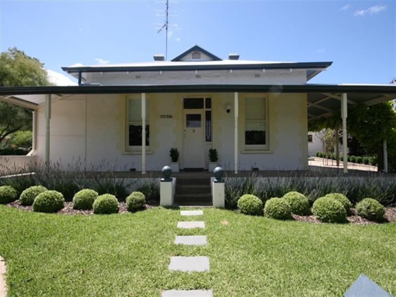 9 Harriett Street, Clare SA 5453