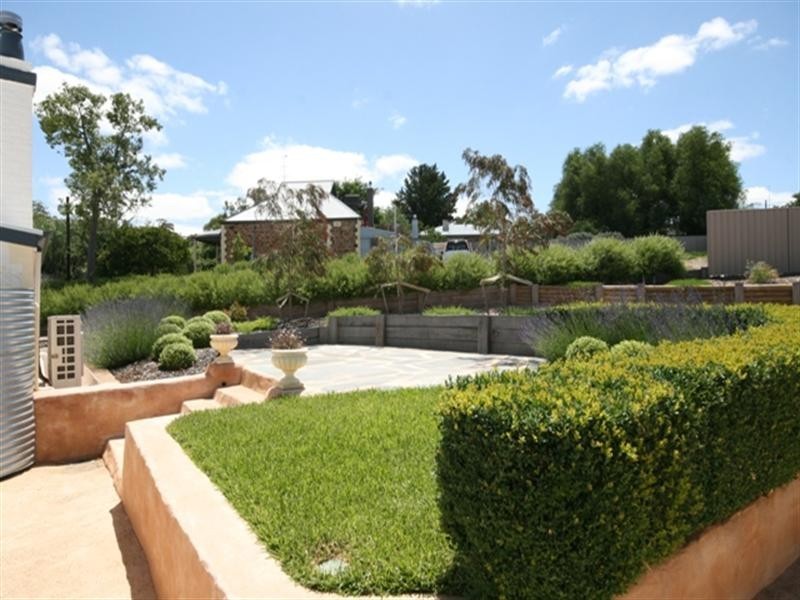 9 Harriett Street, Clare SA 5453