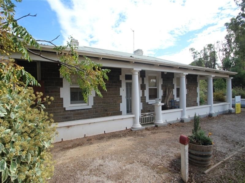 8 Young Street, Burra SA 5417