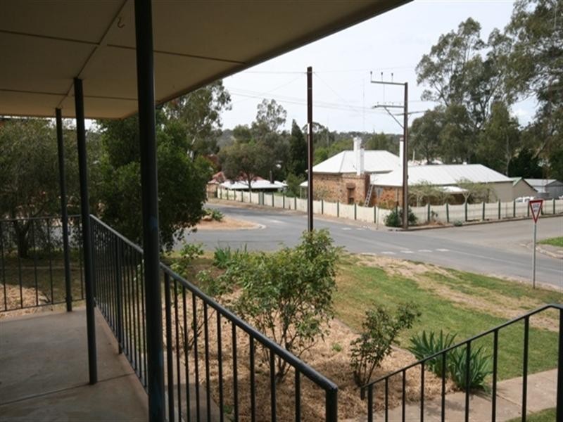17 Burton Street, Clare SA 5453