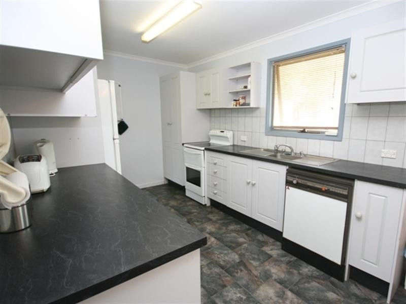 17 Burton Street, Clare SA 5453