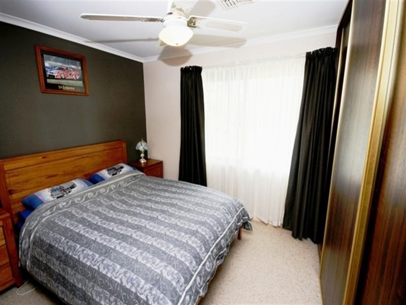 17 Burton Street, Clare SA 5453