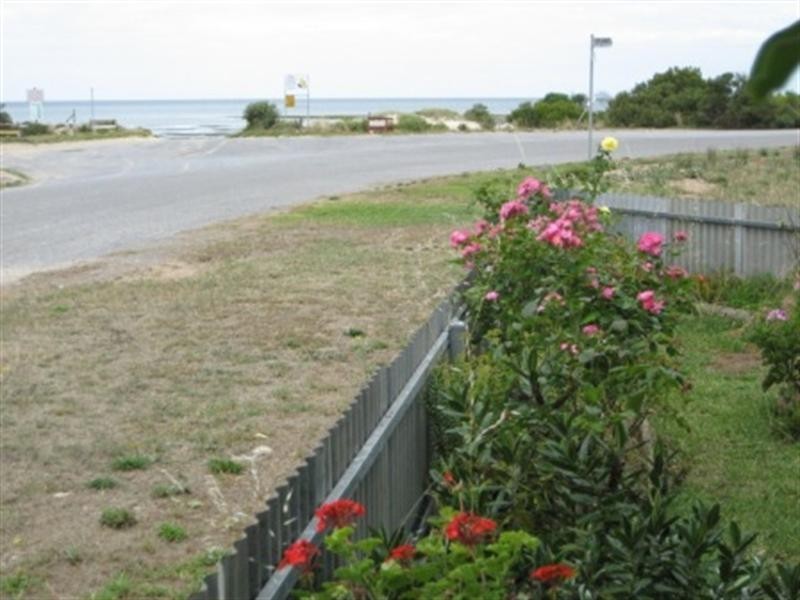 13 Beach Road, Pine Point SA 5571