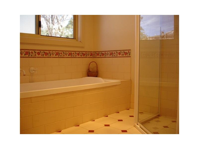 18 Blyth Road, Clare SA 5453