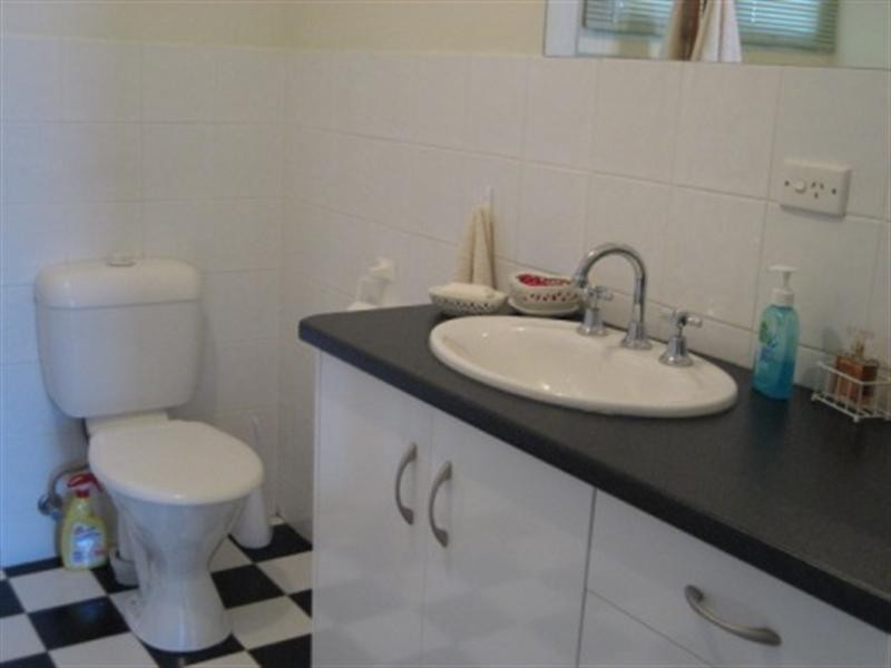 17 Young Avenue, Port Vincent SA 5581