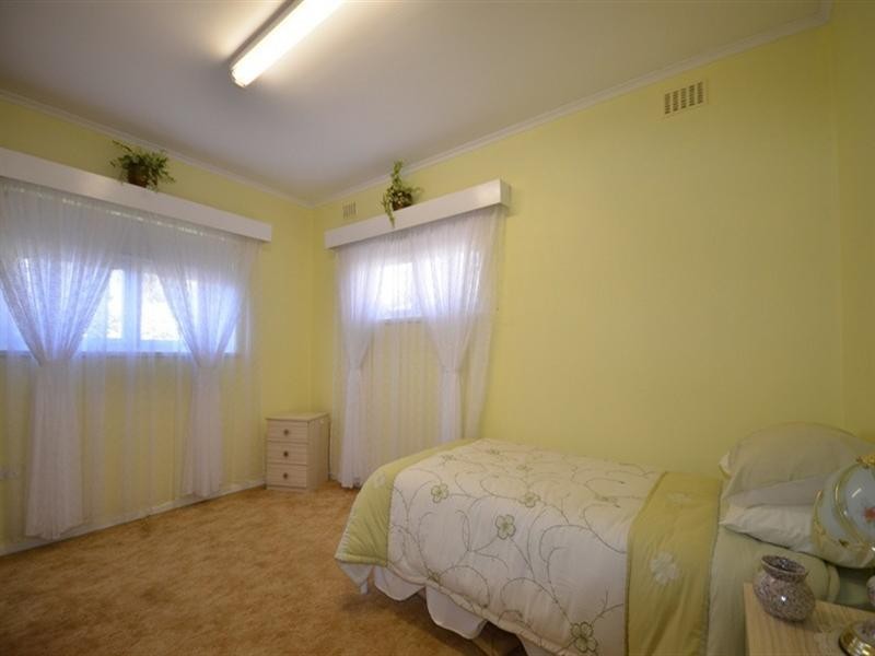 8 Stanley Place, Clare SA 5453