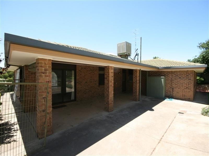 20 Beare Street, Clare SA 5453