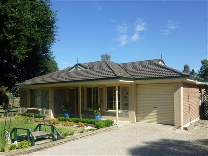 7 Opie Street, Clare SA 5453