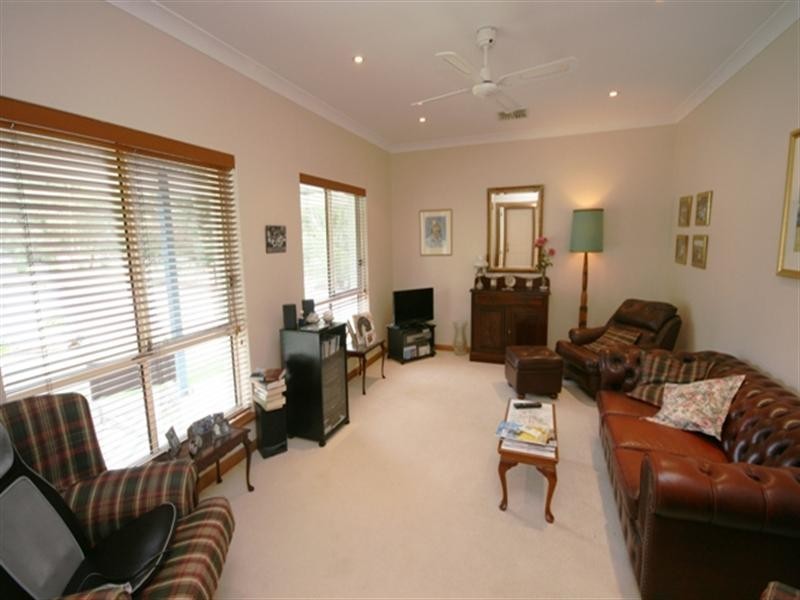 11 Jarman Crescent, Clare SA 5453