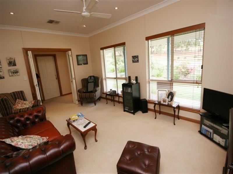 11 Jarman Crescent, Clare SA 5453