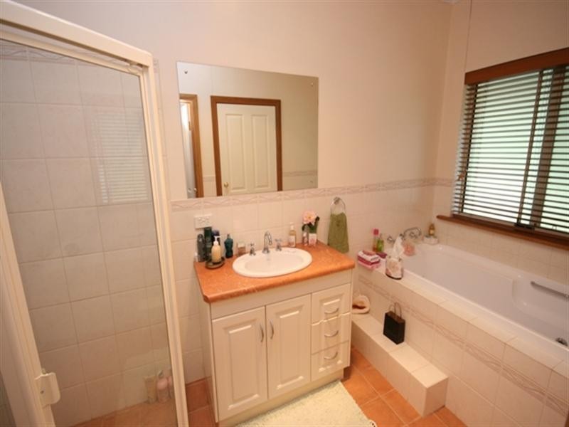 11 Jarman Crescent, Clare SA 5453