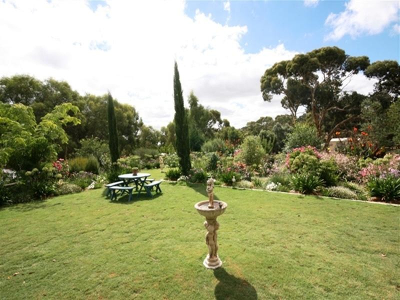 11 Jarman Crescent, Clare SA 5453