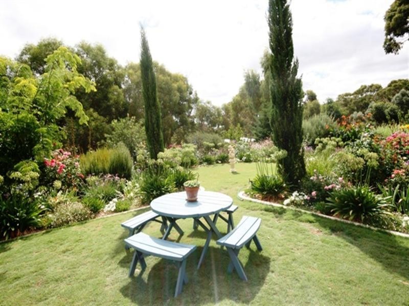 11 Jarman Crescent, Clare SA 5453