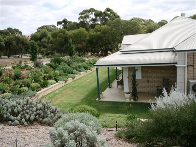 11 Jarman Crescent, Clare SA 5453