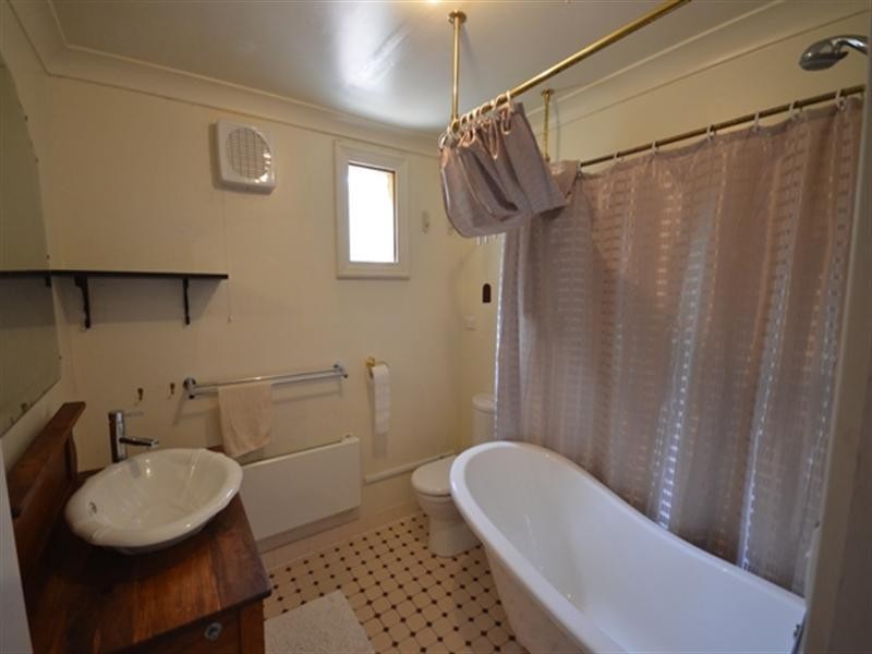8 Sixth Street KOOLUNGA, Clare SA 5453