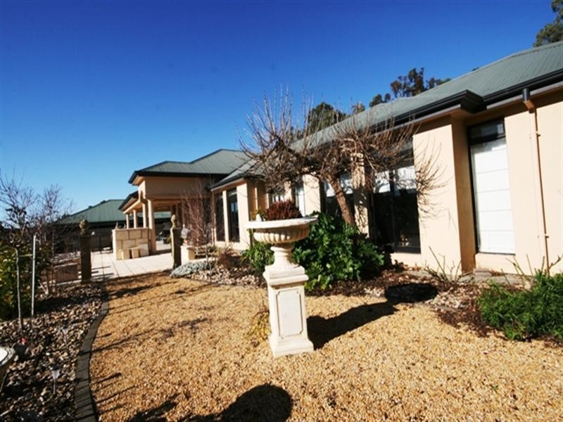 13 Bindarrah Road, Clare SA 5453