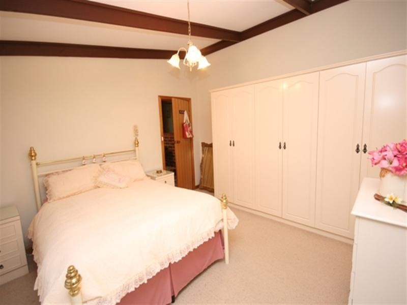 12 Sunnyside Drive, Clare SA 5453