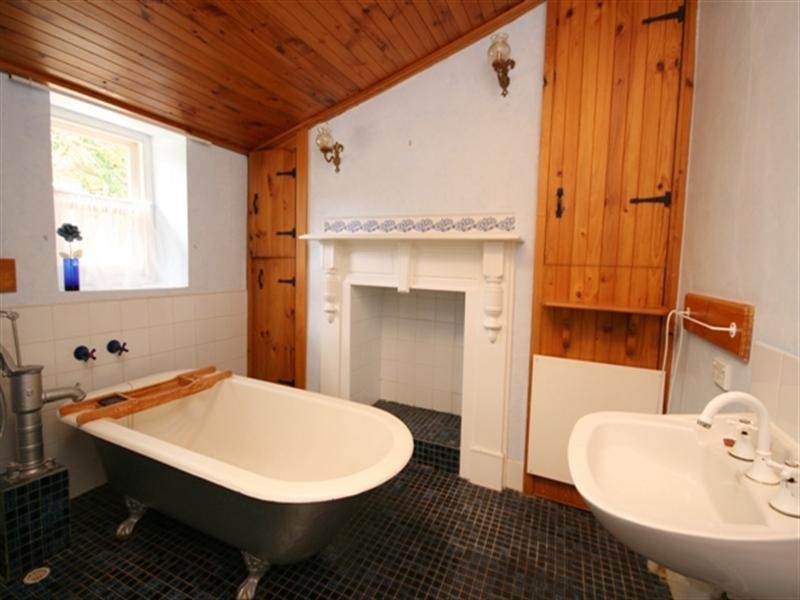 2 Penclawdd Street, Burra SA 5417