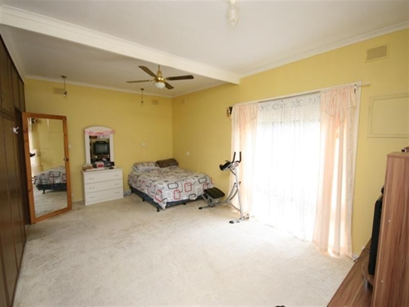 11 Kelly Street, Clare SA 5453