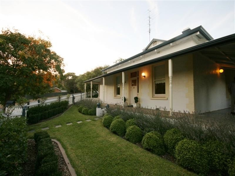 9 Harriett Street, Clare SA 5453