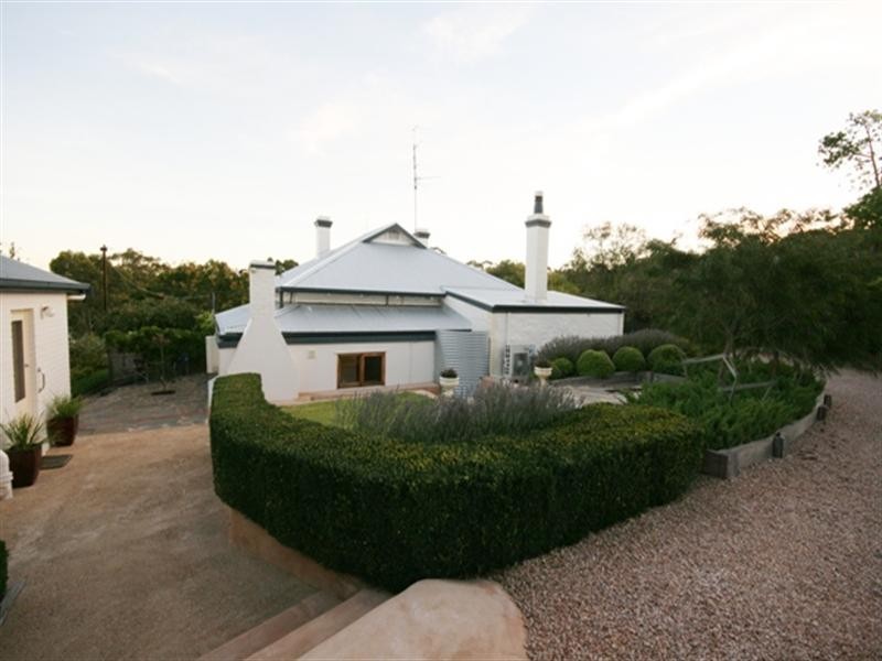 9 Harriett Street, Clare SA 5453