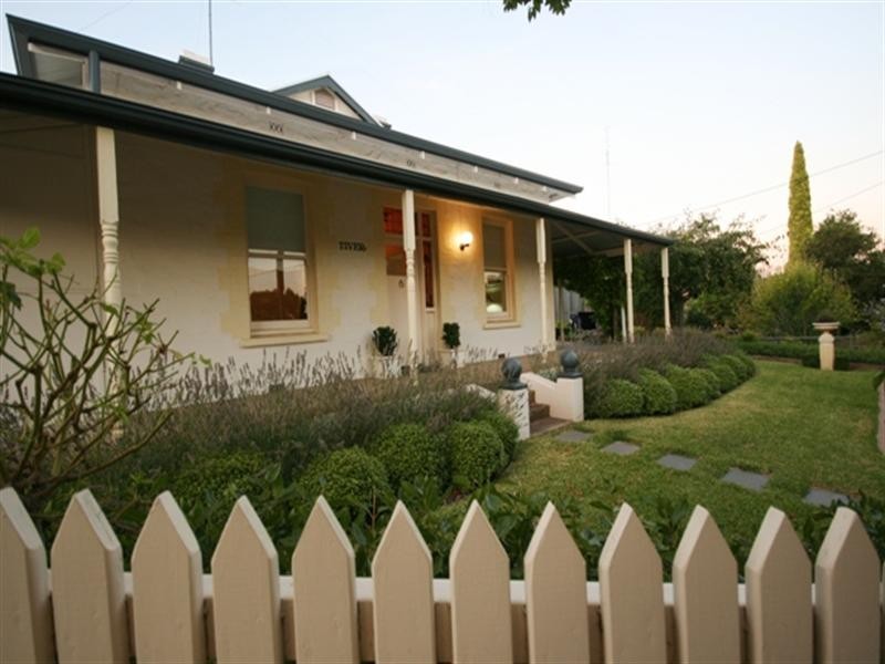 9 Harriett Street, Clare SA 5453