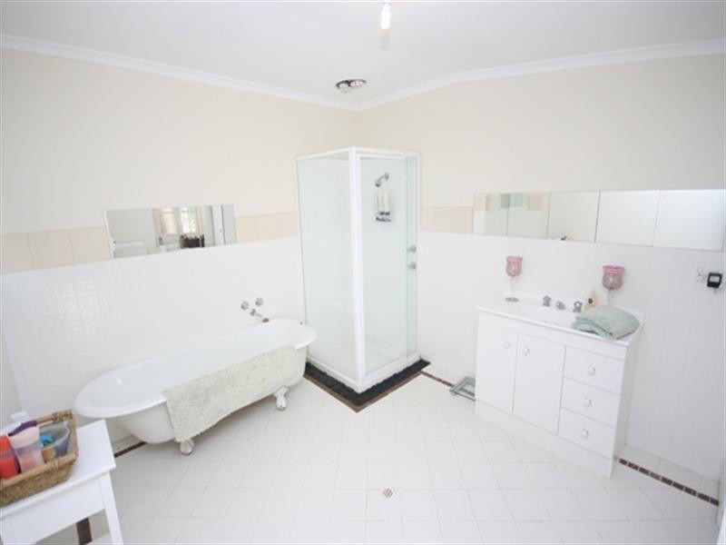 8 Young Street, Burra SA 5417