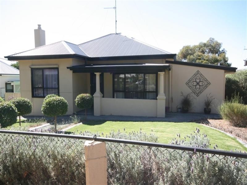 12 West Terrace, Clare SA 5453