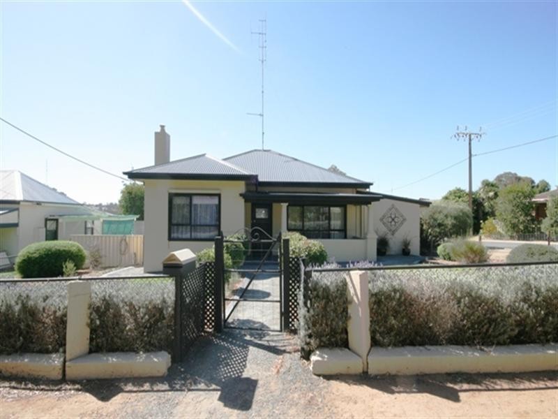 12 West Terrace, Clare SA 5453