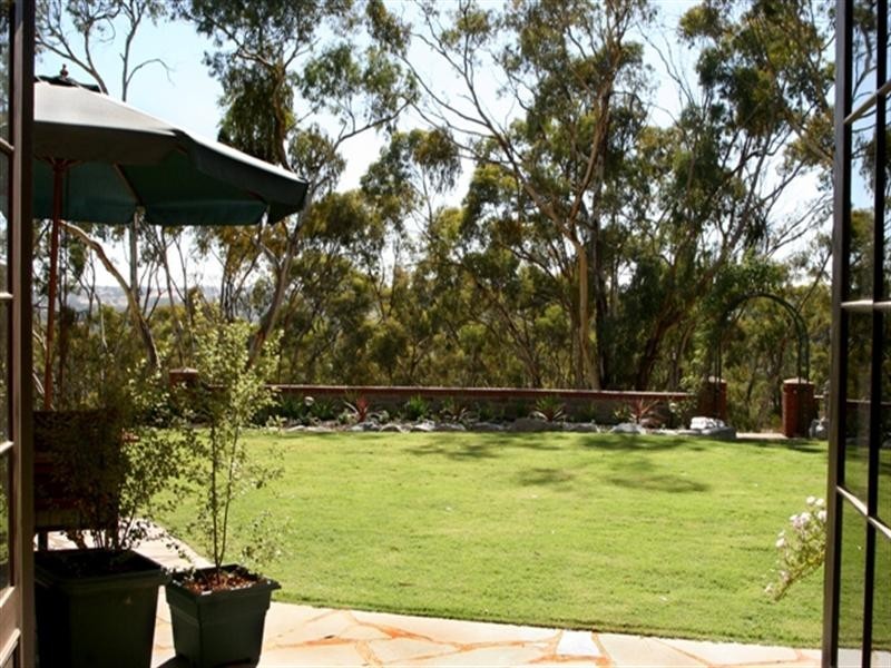 15 Vanga Avenue, Clare SA 5453
