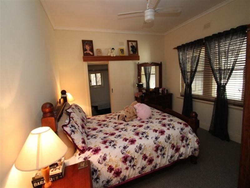 2 Warenda Road, Clare SA 5453