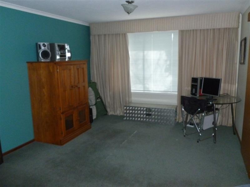 9 Beare Street, Clare SA 5453