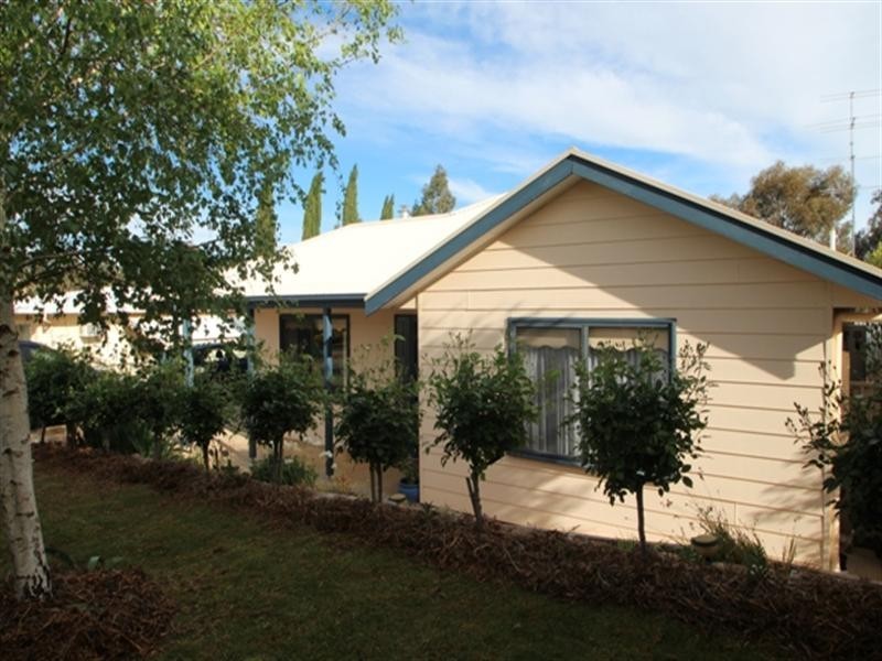 16 Kelly Street, Clare SA 5453