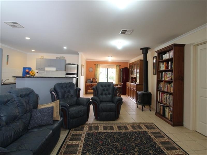 16 Kelly Street, Clare SA 5453