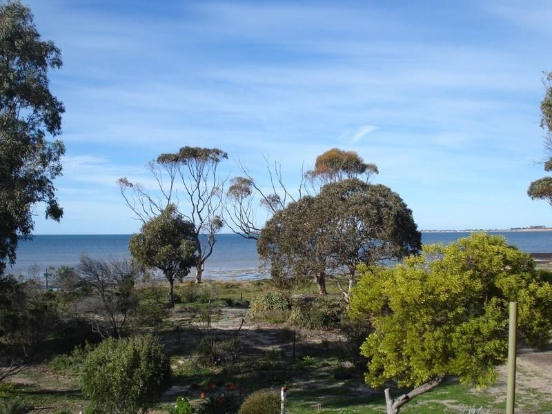 8 Esplanade, Pine Point SA 5571