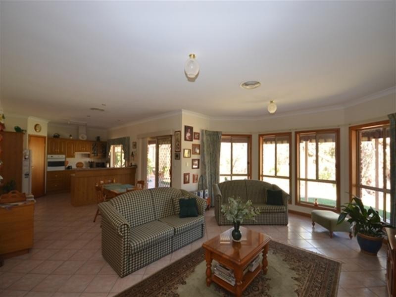 10 March Court, Clare SA 5453