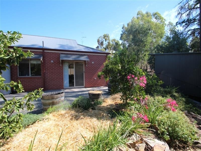 9 Rocky Glen Court, Clare SA 5453