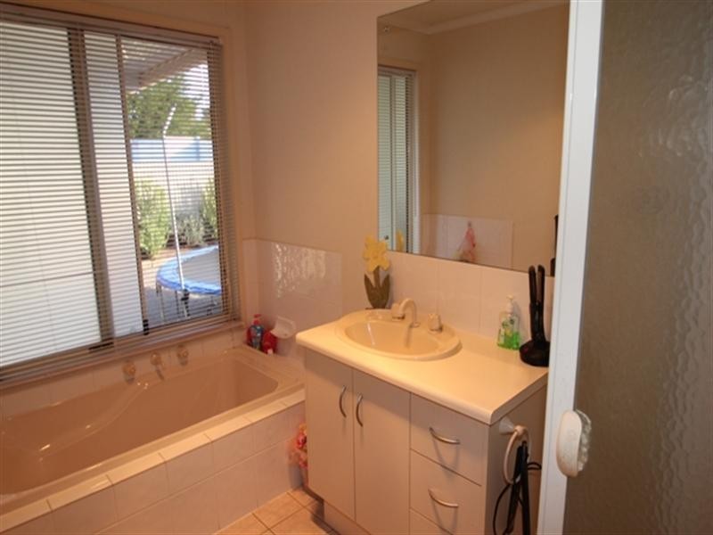 2 Rocky Glen Court, Clare SA 5453