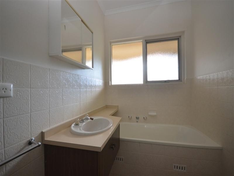 2/32 Guilford Street, Clare SA 5453